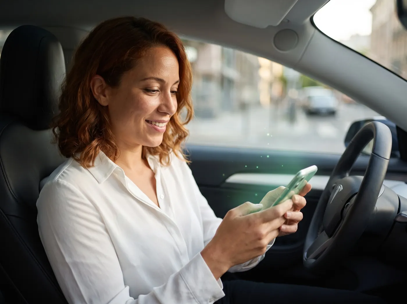 Conseiller commercial répondant à un client sur sa tablette dans un showroom automobile, un faisceau vert dessinant le glyphe Risala